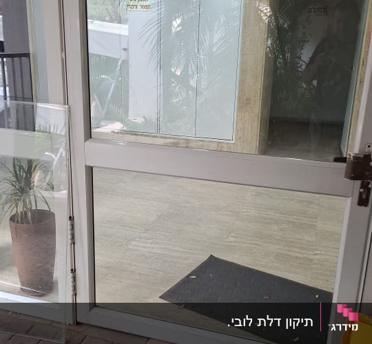 דלת זכוכית עם כלי עבודה בצד